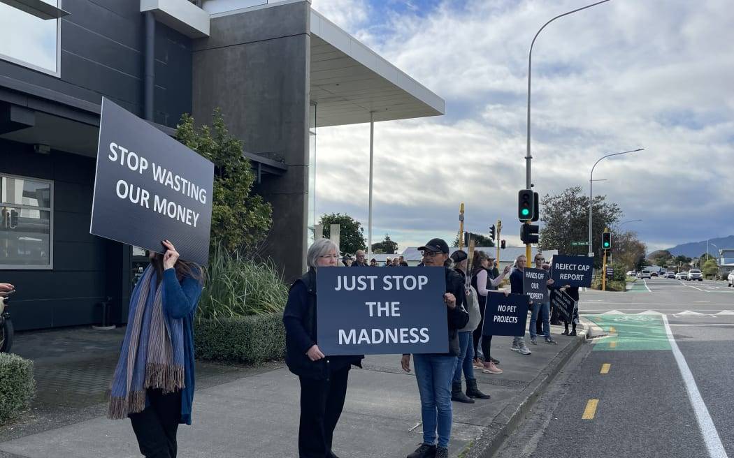Kapiti Coast residents want the council to produce a report on how to protect hundreds of homes from rising sea levels.